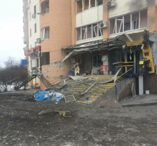 Tu bomba uderzyła w wejście do akademika (fot. Zlata Czernihowa)